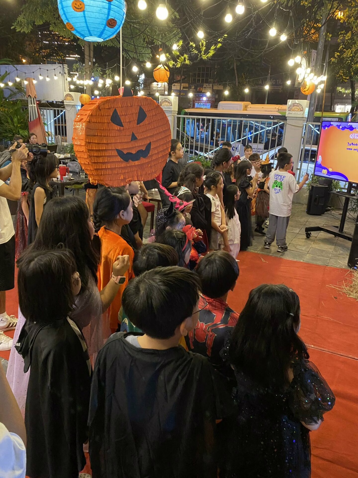 z4827128960963 bdf3ce5cfa3e62d6287f15bc95043c875935 trò chơi sinh nhật,tiệc 5 đập pinata mùa giáng sinh